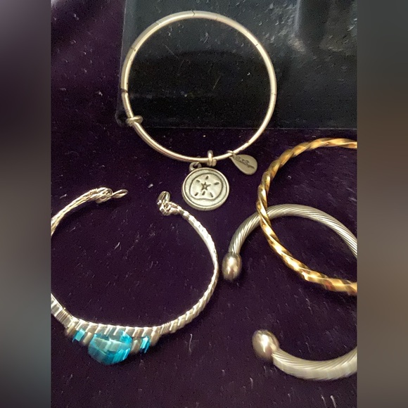 Lot of 4 bangle bracelets QRAY Deluxe Wellness Bracelet, Bella Ryann and more - Picture 4 of 6